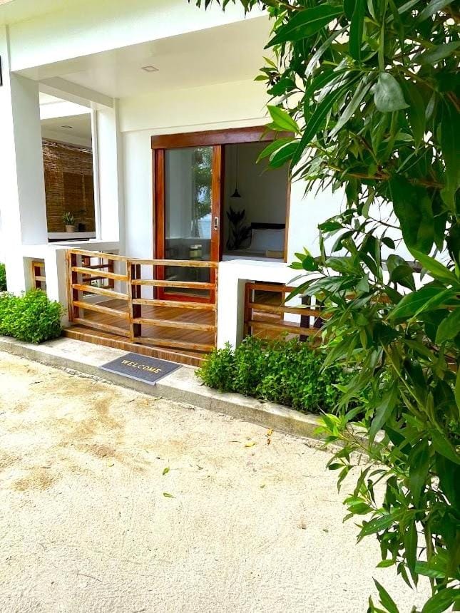 Property building, Patio, Day, Garden, Garden view