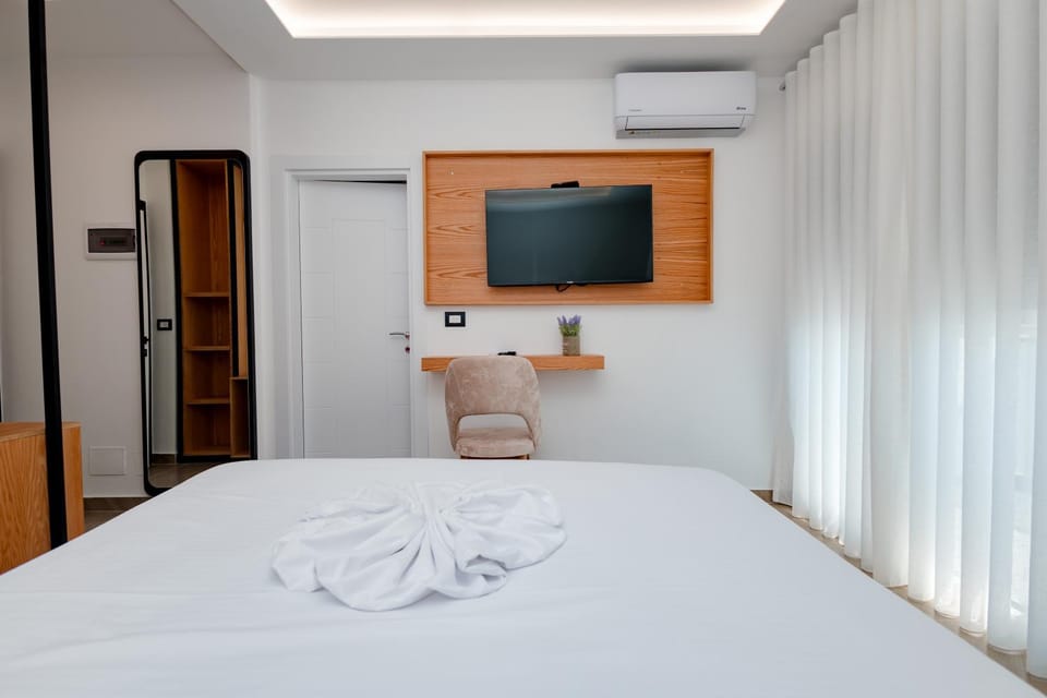 Bed, TV and multimedia, Photo of the whole room, Bedroom, towels