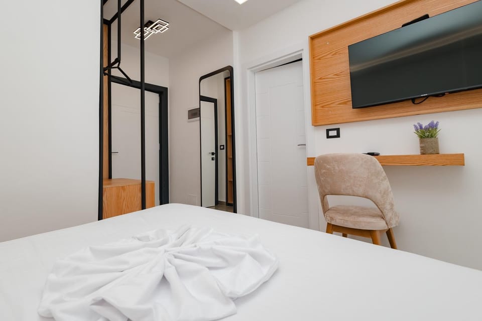 Bed, TV and multimedia, Photo of the whole room, Bedroom, towels