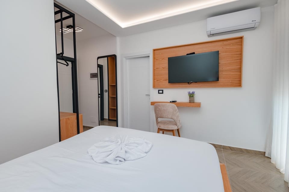 Bed, TV and multimedia, Photo of the whole room, Bedroom, towels, wardrobe, air conditioner