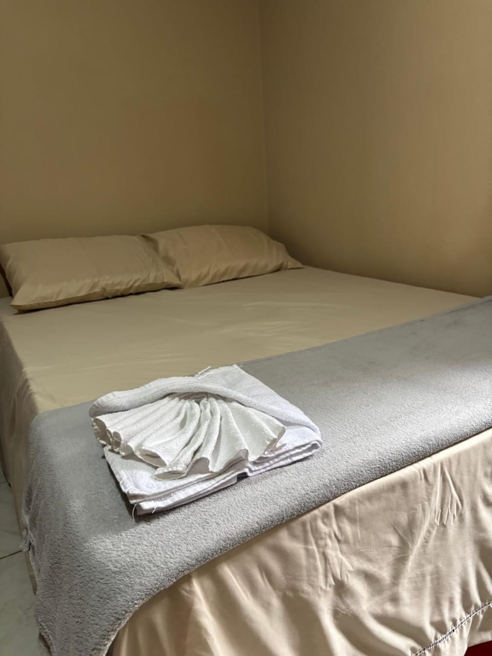 Bed, towels