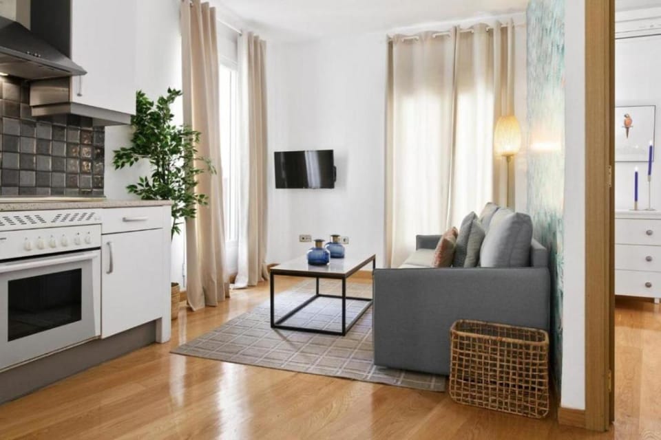 TV and multimedia, Kitchen or kitchenette, Living room, Seating area, Dining area, stove
