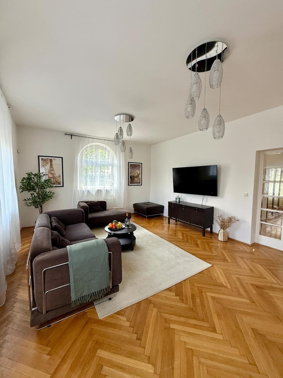Communal lounge/ TV room, TV and multimedia, Living room, Seating area, Evening entertainment
