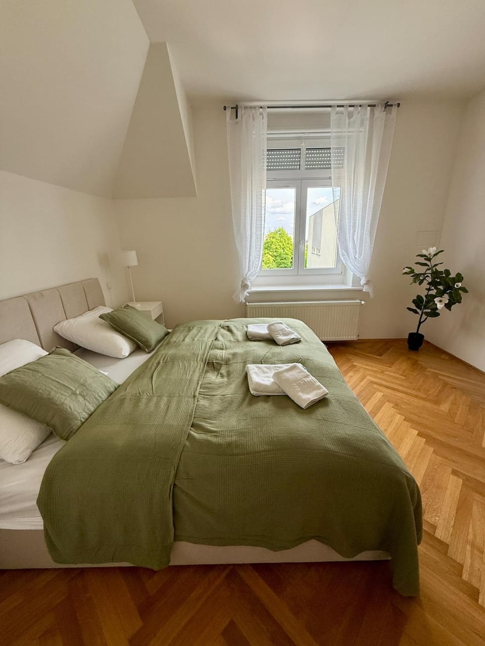 Bed, Photo of the whole room, Bedroom, towels