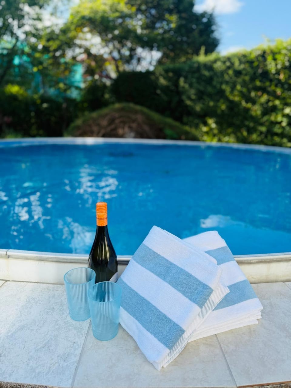 Day, Food and drinks, Pool view, Swimming pool, towels
