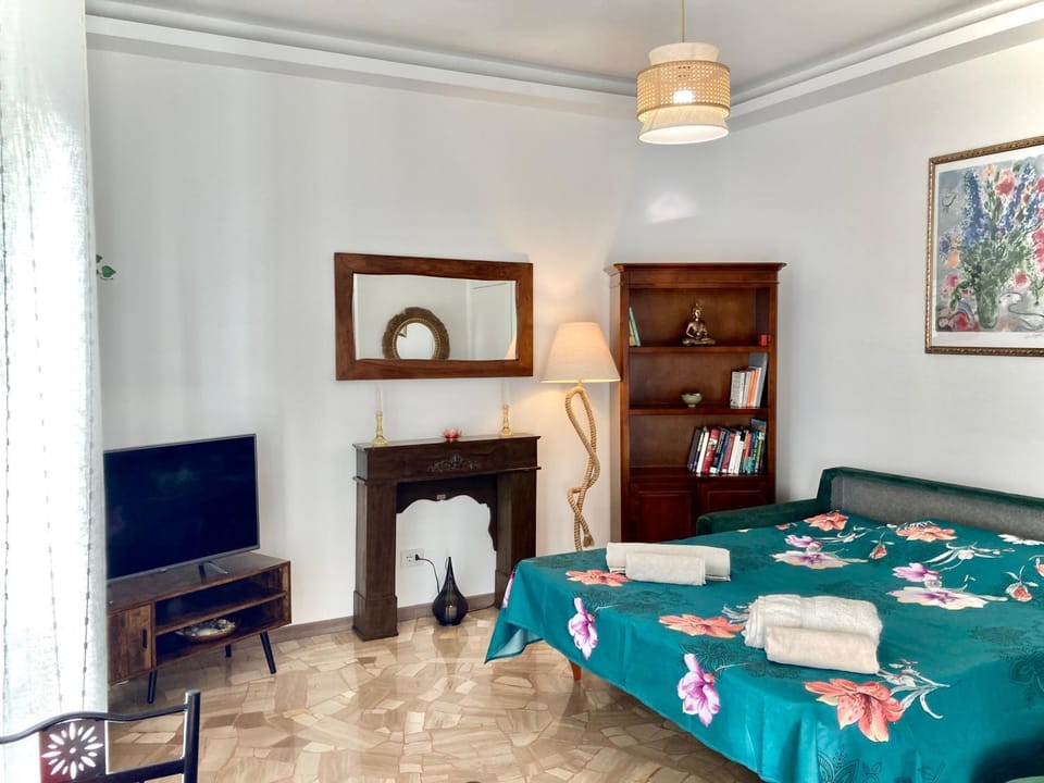 Communal lounge/ TV room, Bed, Photo of the whole room, Bedroom