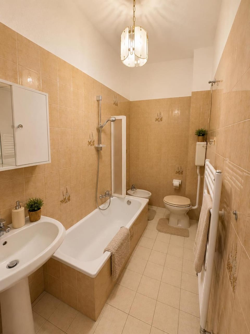 Bathroom, Bath, hair dryier, heating, towels