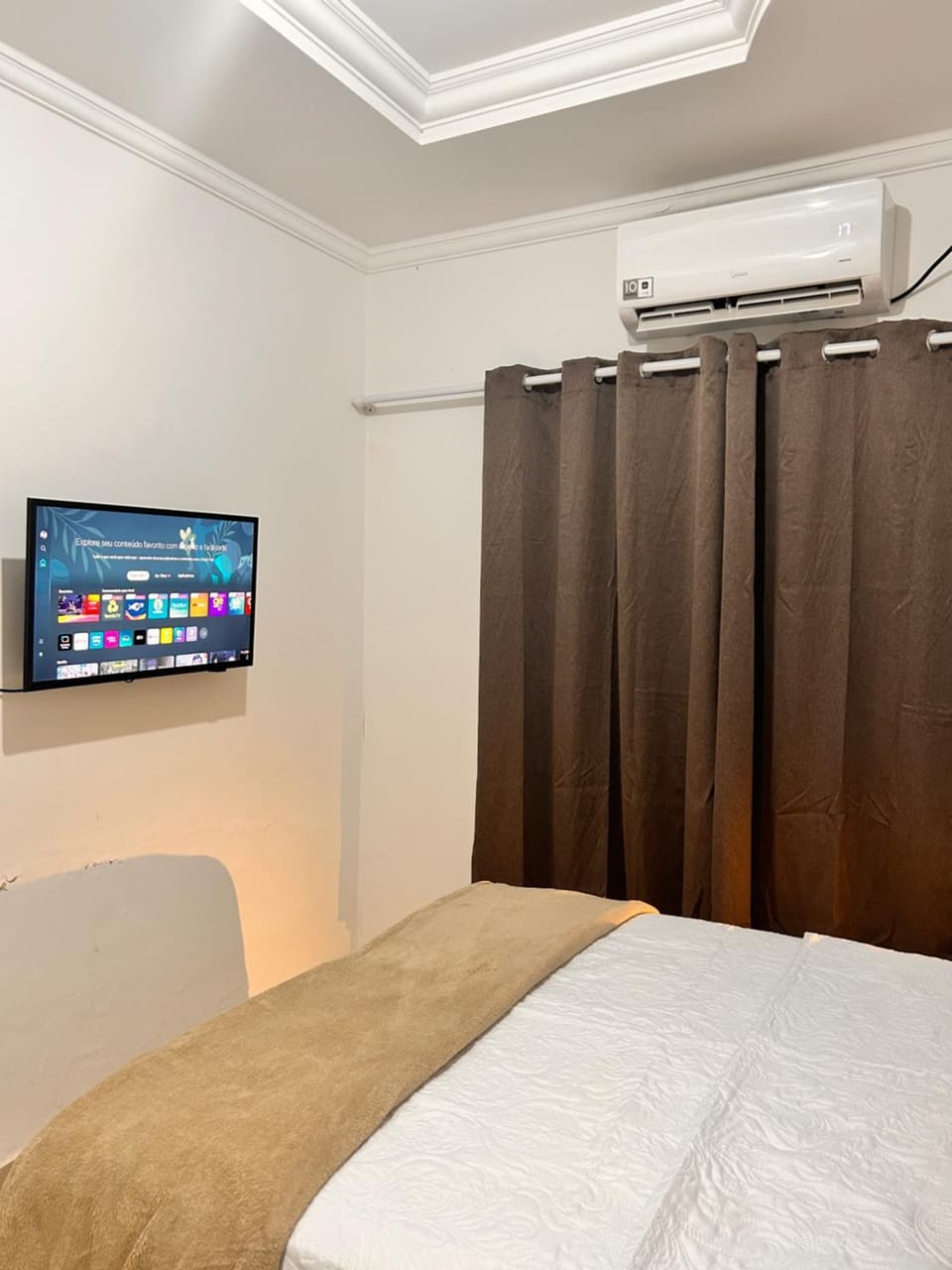 Bed, TV and multimedia, Evening entertainment, Bedroom, air conditioner