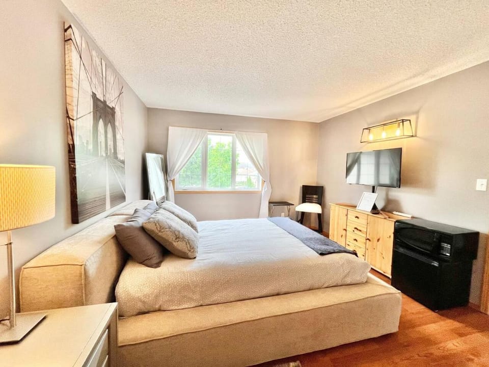 Peg City Queen Guest Suite & Ensuite Bath With Parking Vacation rental in Winnipeg