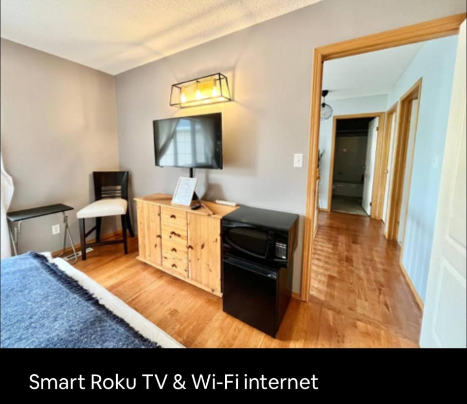 Peg City Queen Guest Suite & Ensuite Bath With Parking Vacation rental in Winnipeg