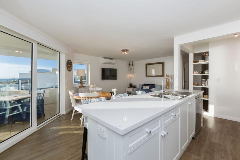 Kitchen or kitchenette, Living room, Seating area, Dining area