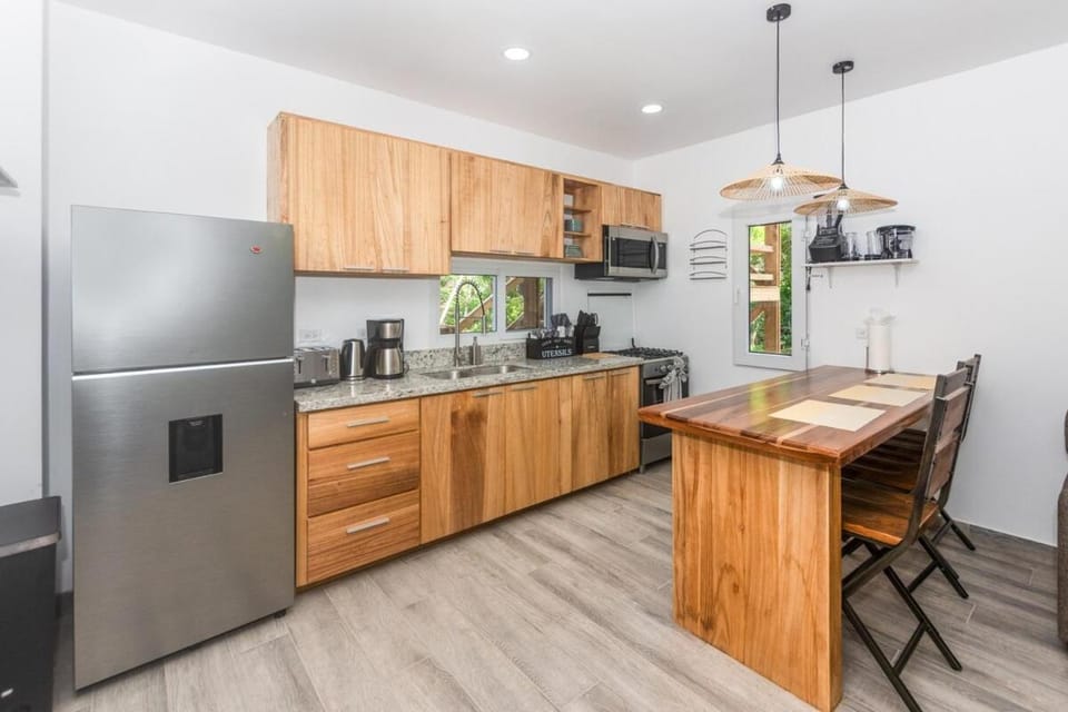 Snowbird Family Friendly Ready Stay in West End Apartment in West End