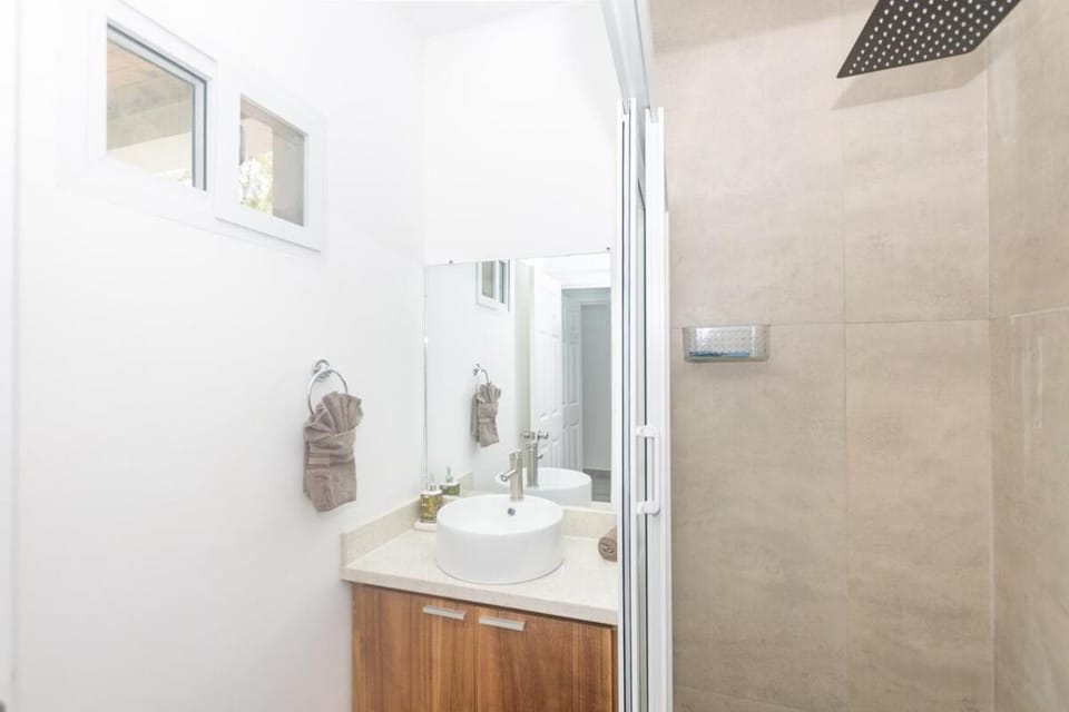 Snowbird Family Friendly Ready Stay in West End Apartment in West End