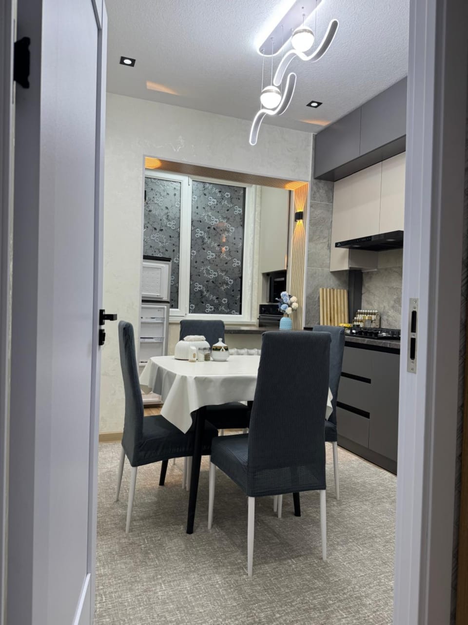 Kitchen or kitchenette, Dining area