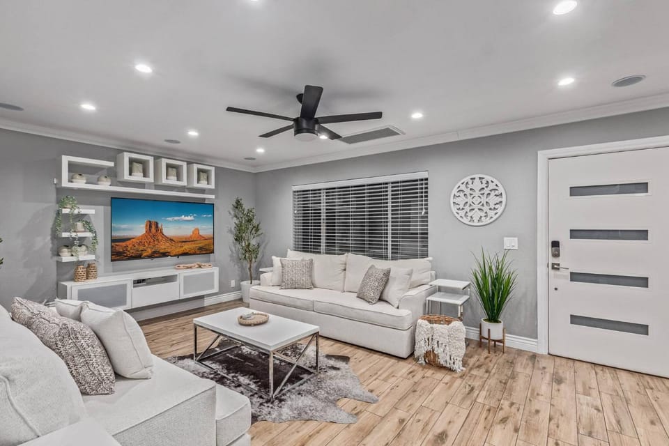 Kitchen or kitchenette, Living room, Photo of the whole room, Entertainment, internet