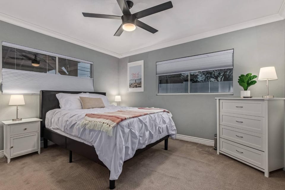 Shower, Bed, Bathroom, TV and multimedia, Bedroom, Pool view, internet