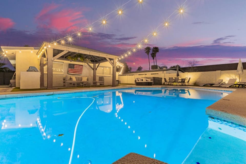 Night, Pool view, Area and facilities, Swimming pool