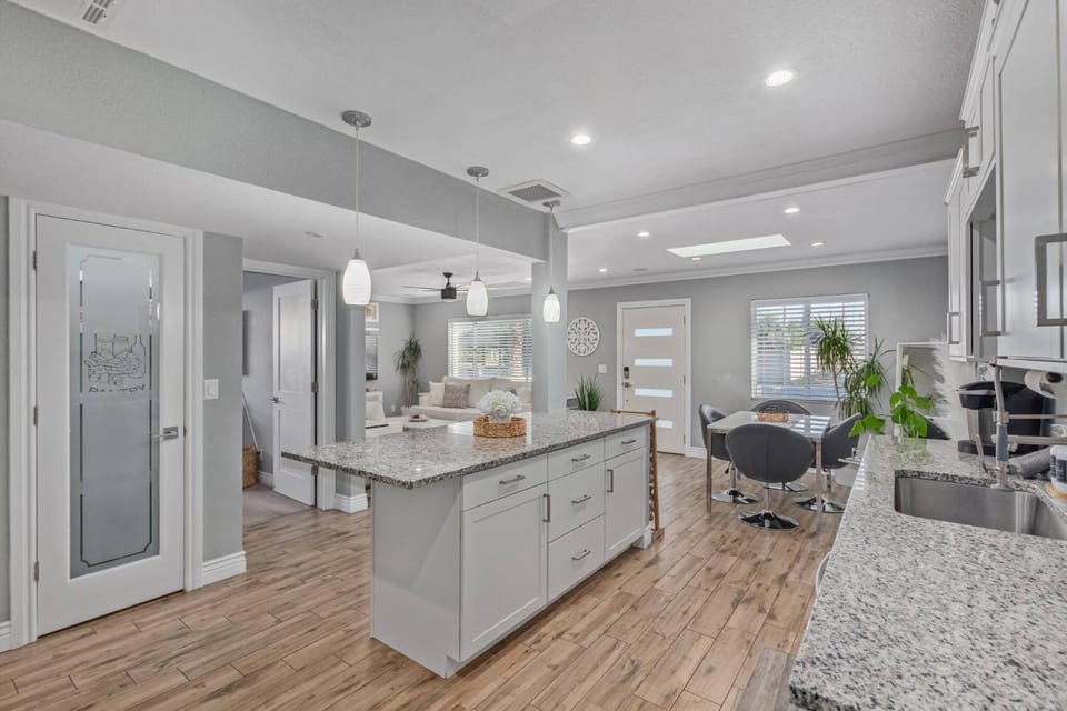 Kitchen or kitchenette, Business facilities, Dining area, internet, kitchen