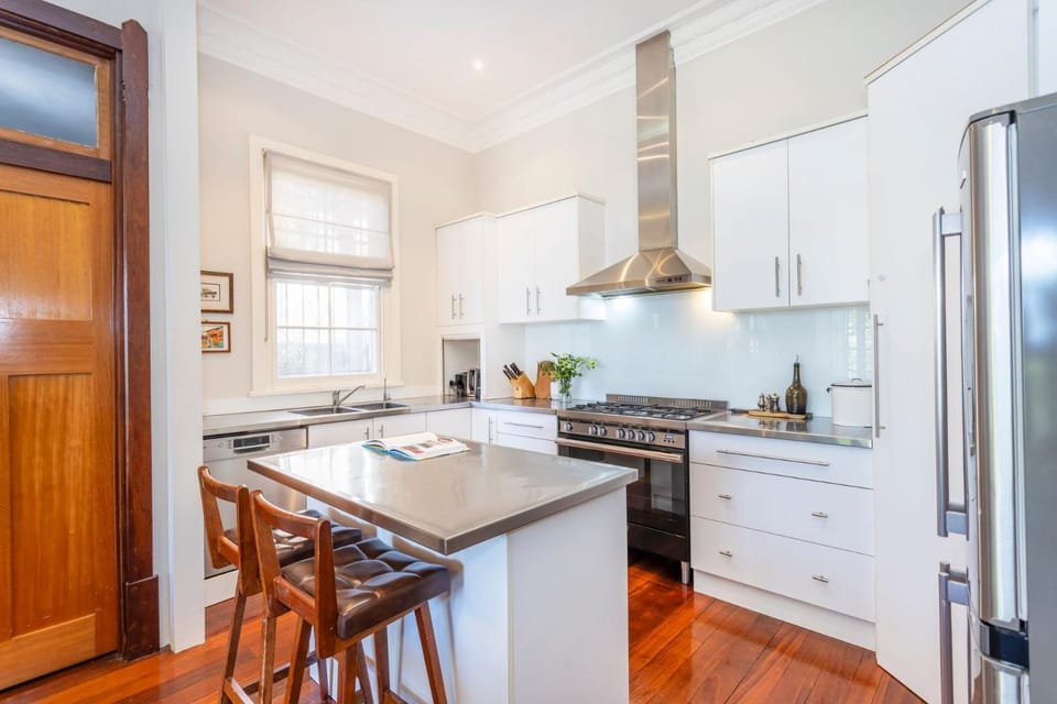 Kitchen or kitchenette, dishwasher, oven