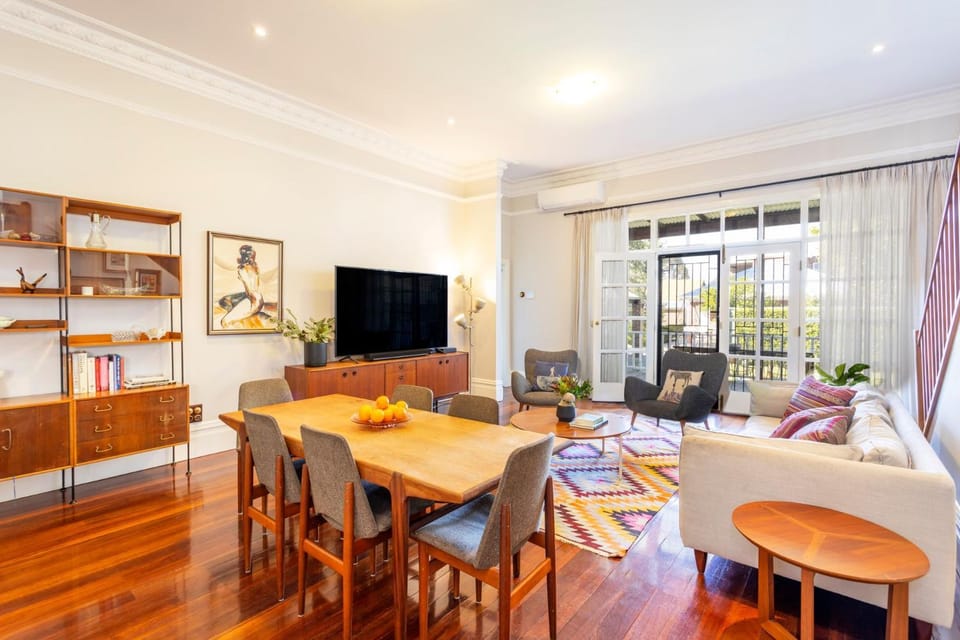 TV and multimedia, Living room, Seating area, Dining area