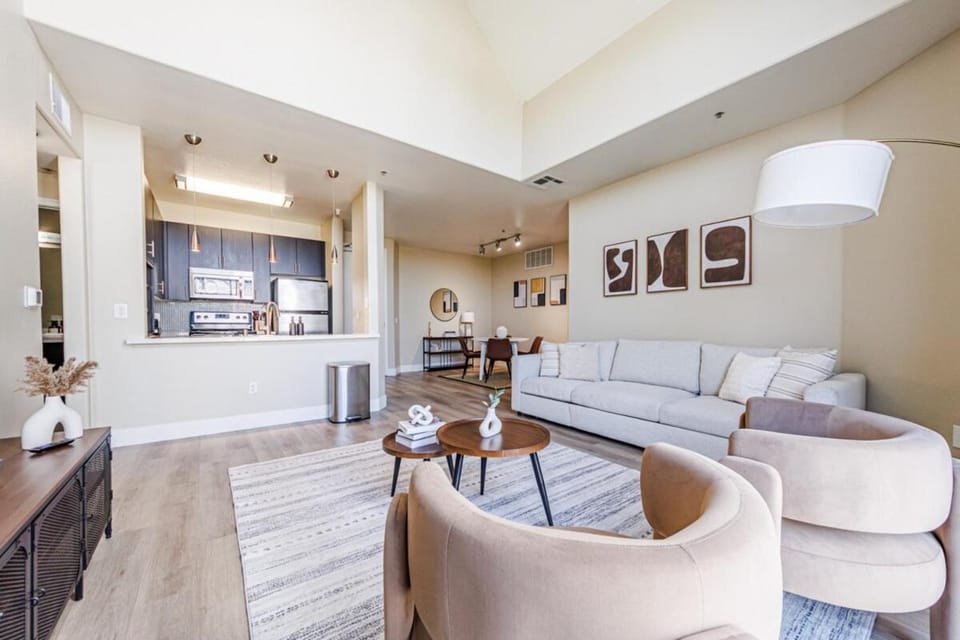 2BD Marina Condo Near Venice Beach, Pool & Free Parking Apartment in Marina del Rey