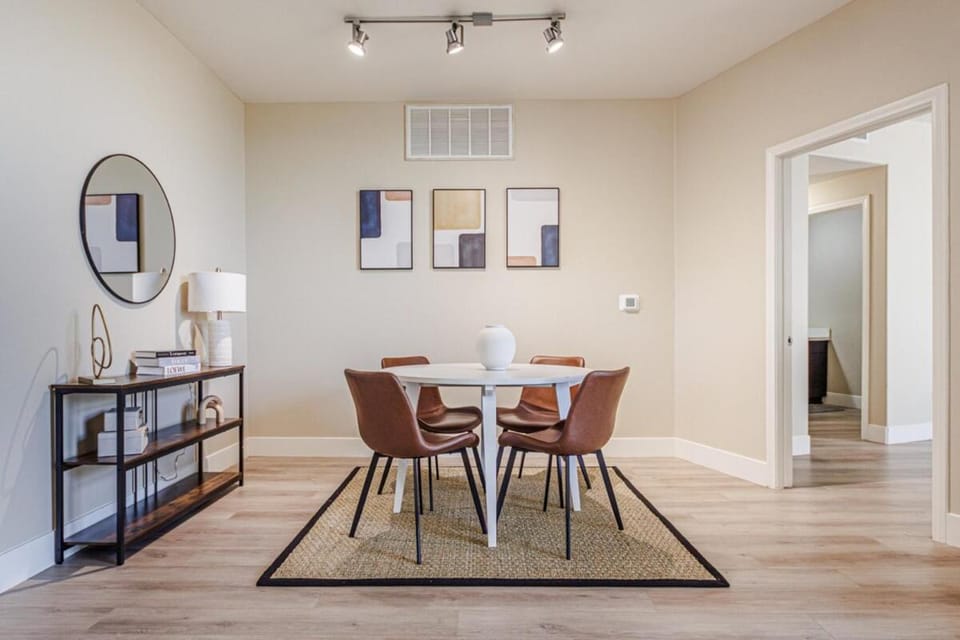 2BD Marina Condo Near Venice Beach, Pool & Free Parking Apartment in Marina del Rey