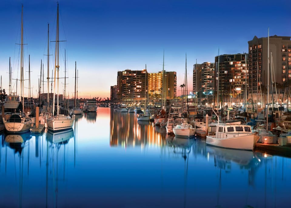 15 Mins to LAX! Modern 2-Bedroom Condo w Pool Apartment in Marina del Rey