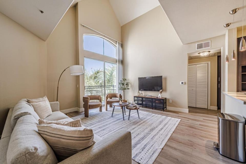 2BD Marina Condo Near Venice Beach, Pool & Free Parking Apartment in Marina del Rey