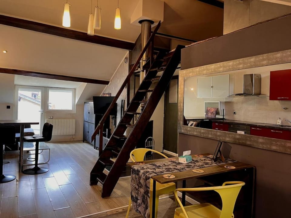 TV and multimedia, Kitchen or kitchenette, Living room, Seating area, stove