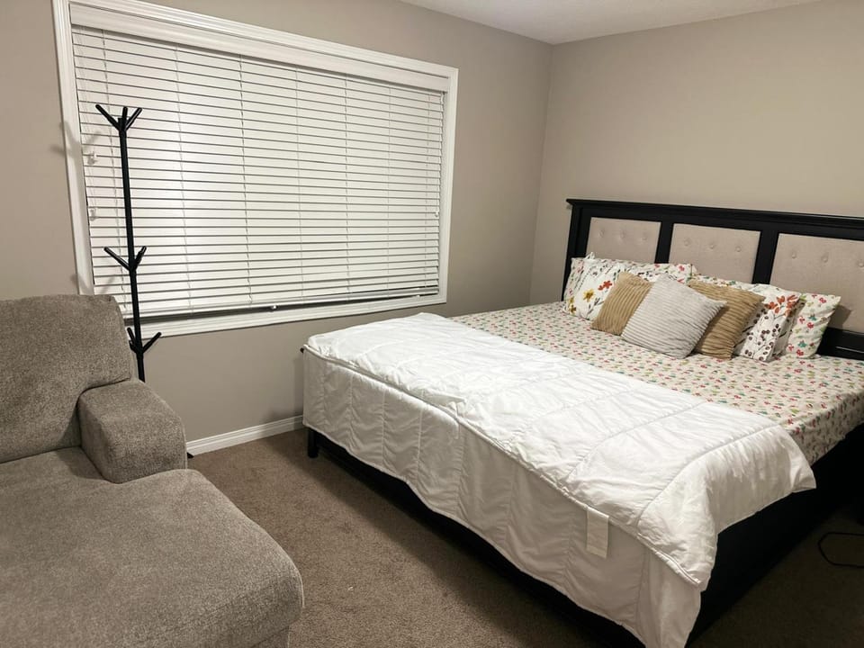 Spacious Bedroom-Near Airport YYC Vacation rental in Airdrie
