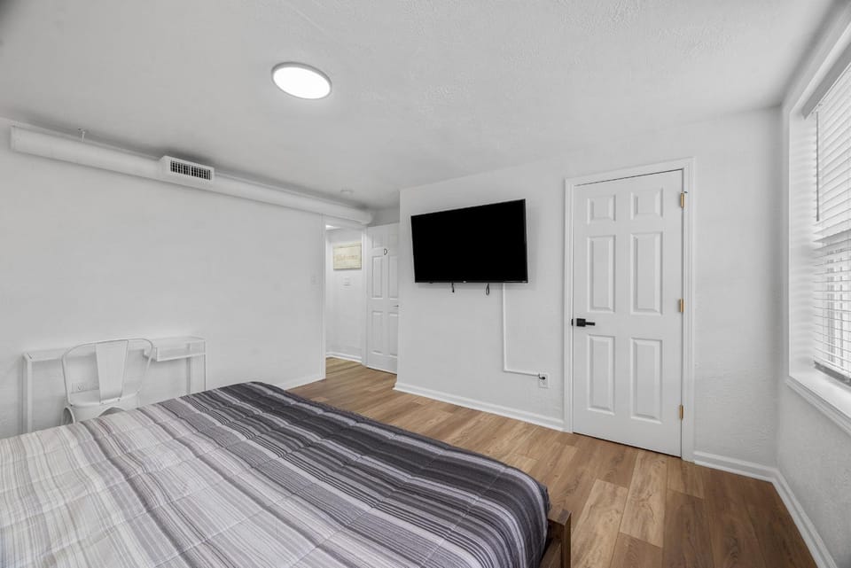 Bloomfield Pittsburgh D Stylish and Cozy Private Bedroom, Shared Bathroom, with Free Parking Vacation rental in Pittsburgh