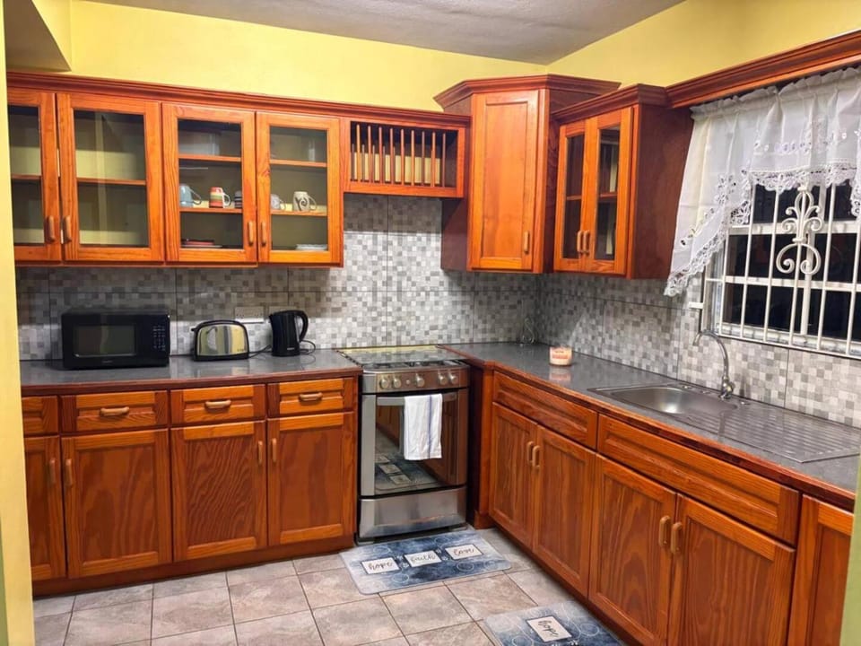 Coffee/tea facilities, Kitchen or kitchenette, oven, stove, toaster
