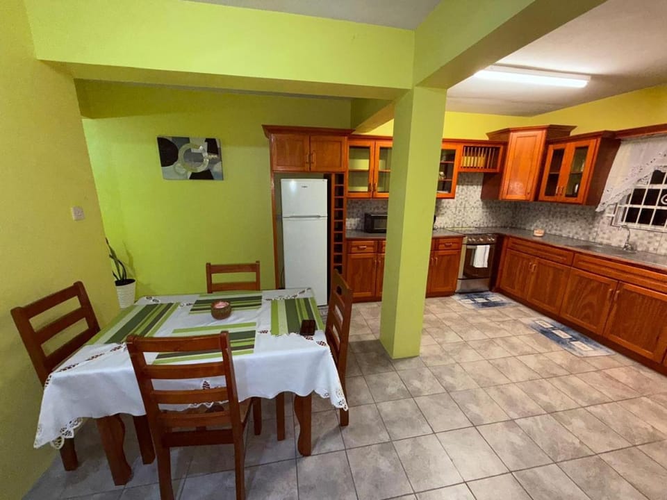 Kitchen or kitchenette, Dining area, oven, stove