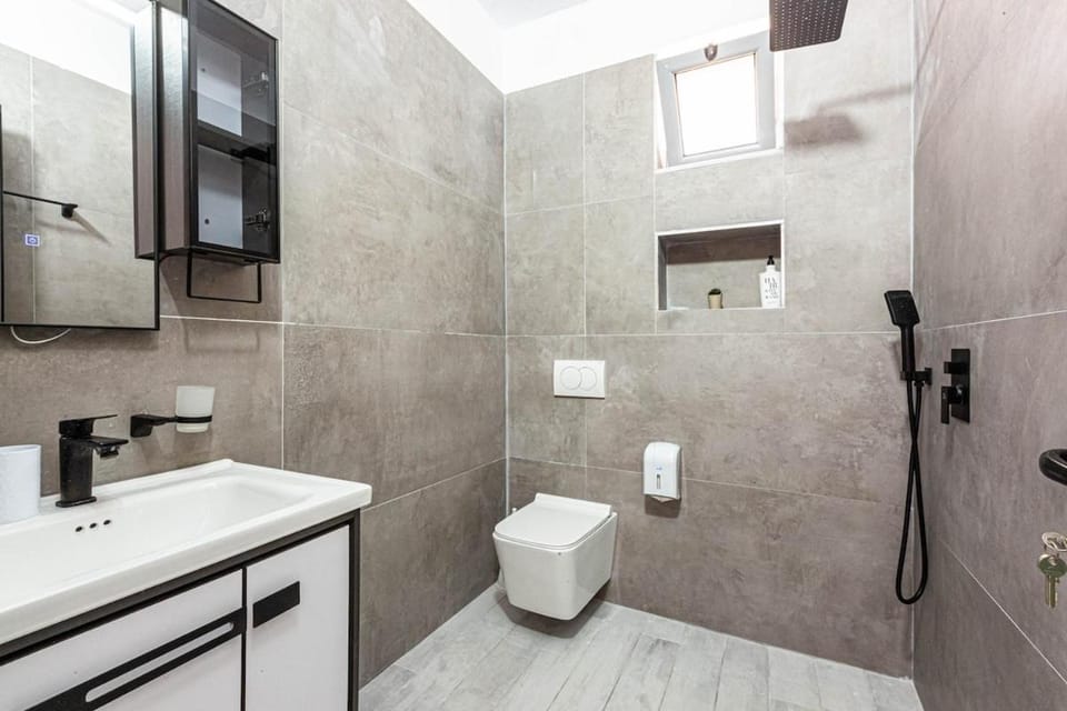 House of Stones 8, Cozy 1BR w Parking Apartment in Vlorë County, Albania