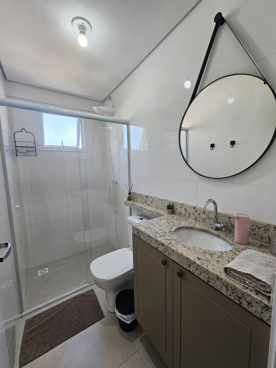 Apto no centro com garagem faça tudo a pé, roupa de cama, banho e aceita pet Apartment in Serra Negra