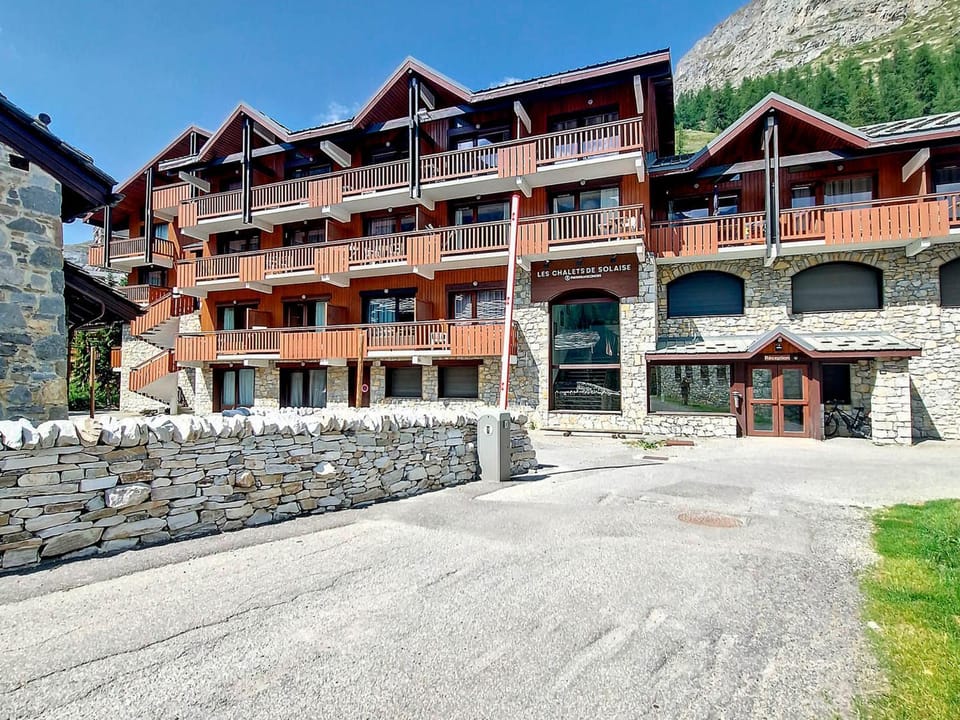 Studio rénové centre-ville Val-d'Isère avec balcon - FR-1-518-167 Apartment in Val dIsere