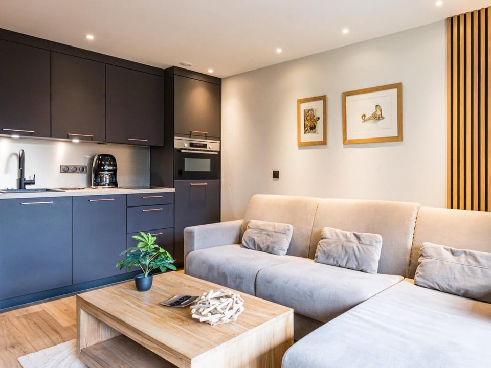 Studio rénové centre-ville Val-d'Isère avec balcon - FR-1-518-167 Apartment in Val dIsere
