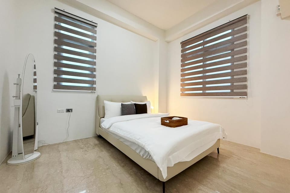 Photo of the whole room, Bedroom