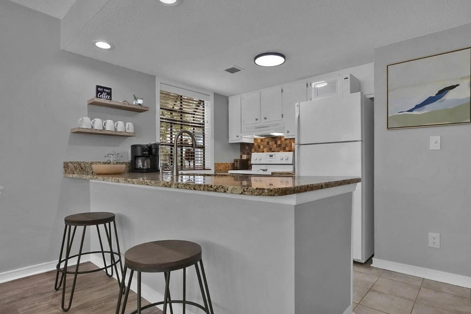 Coffee/tea facilities, Kitchen or kitchenette, oven, stove