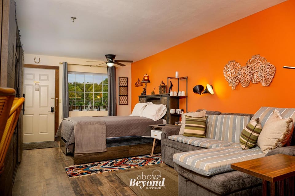 Bed, Living room, Photo of the whole room, Seating area, Bedroom