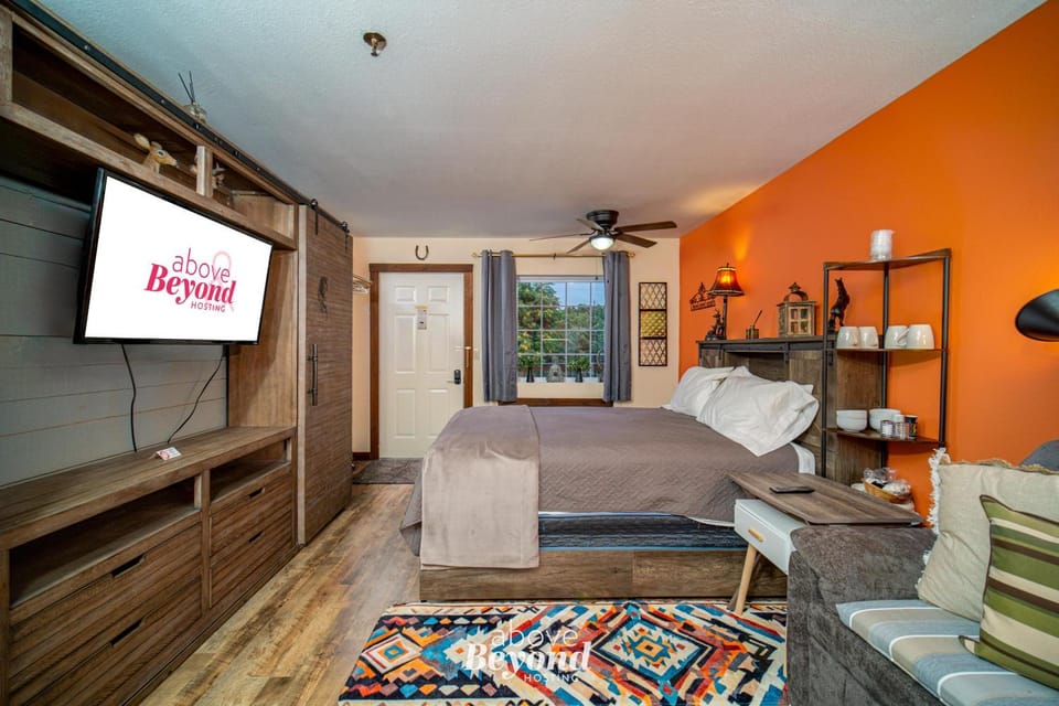 Bed, TV and multimedia, Living room, Seating area, Evening entertainment, Bedroom