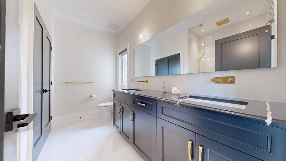 Lucky Mansion - a Luxury Villa in Fort Erie ! Villa in Grand Island