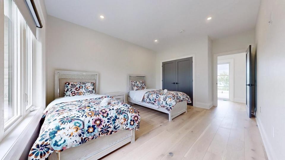 Lucky Mansion - a Luxury Villa in Fort Erie ! Villa in Grand Island