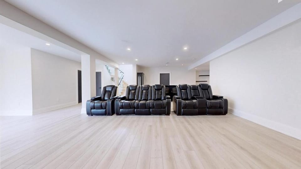 Lucky Mansion - a Luxury Villa in Fort Erie ! Villa in Grand Island