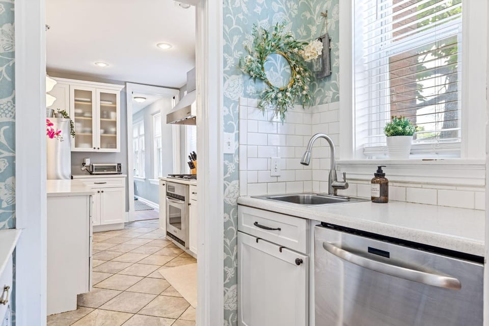 Kitchen or kitchenette, dishwasher