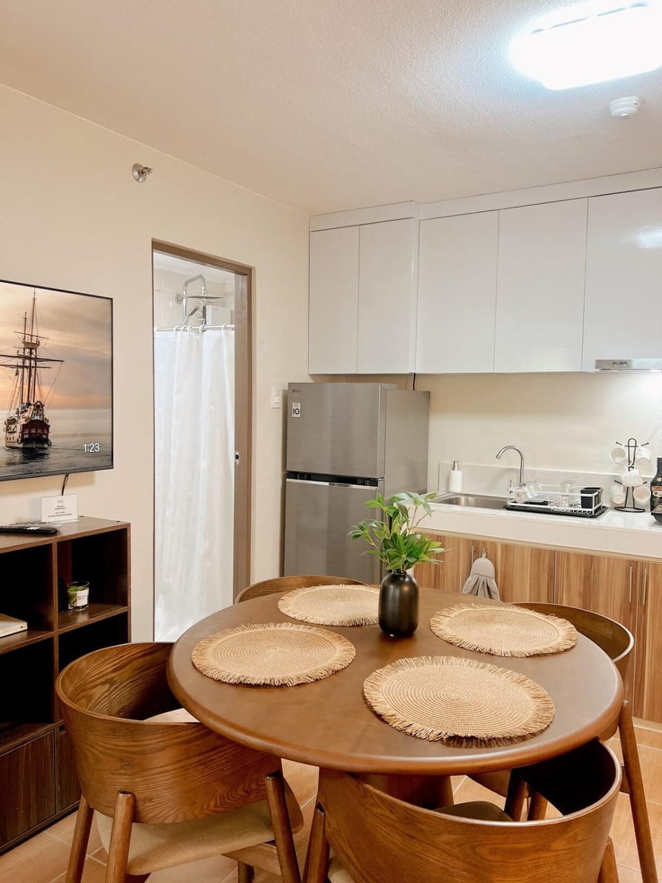 Kitchen or kitchenette, Dining area