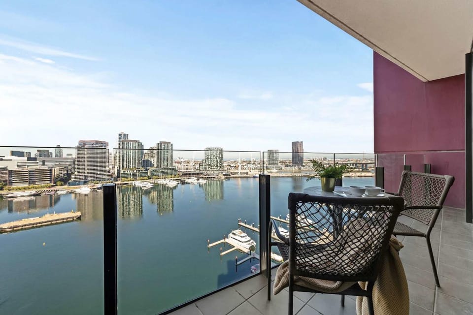 Docklands Harbour View 3BR with Free Parking Apartment in Melbourne