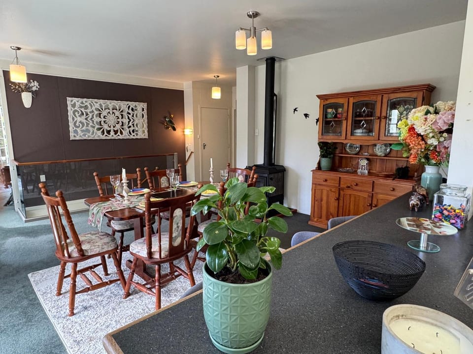 Dining area, air conditioner, air conditioner