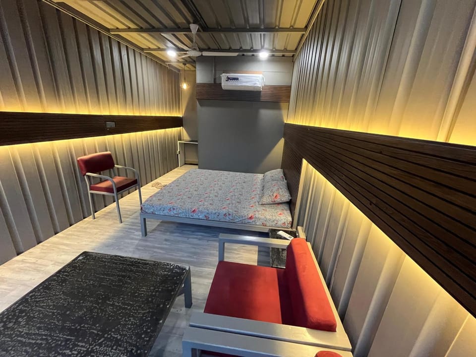 Bed, Seating area