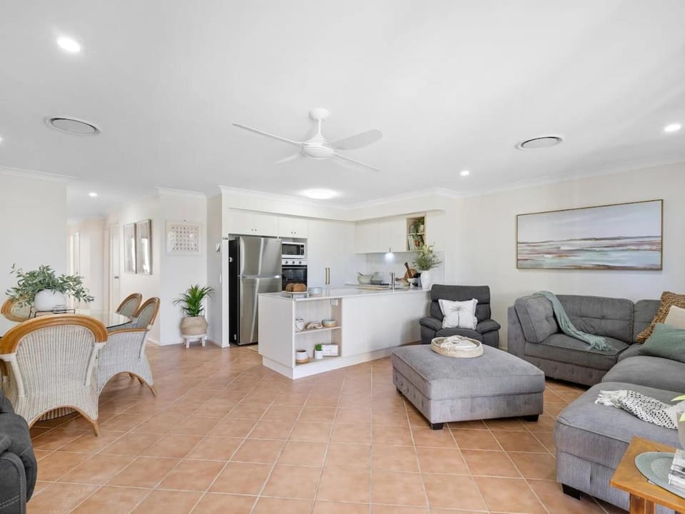 TV and multimedia, Kitchen or kitchenette, Living room, Seating area